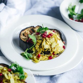 vegetariškas baklažanų užkandis lėkštėje