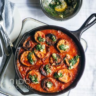 vegetariskas saldziu bulviu ir pomidoru patiekalas