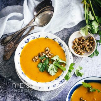 Moliūgų sriuba su paskrudintomis sėklomis