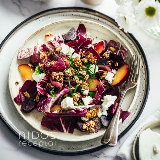 Burokėlių, slyvų salotos su feta ir karamelizuotais pabarstais